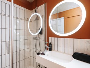 Bureau, rideaux occultants, chambres insonorisées