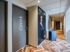 Schreibtisch, Verdunkelungsvorhänge, schallisolierte Zimmer