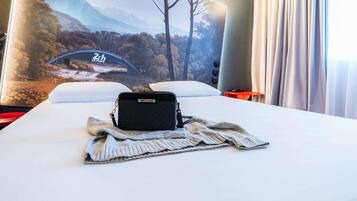 Escritorio, cortinas blackout y sistema de insonorización