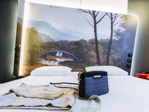 Kamar Double Standar, 1 Tempat Tidur Double | Meja kerja, tirai kedap cahaya, kedap suara, dan setrika/meja setrika