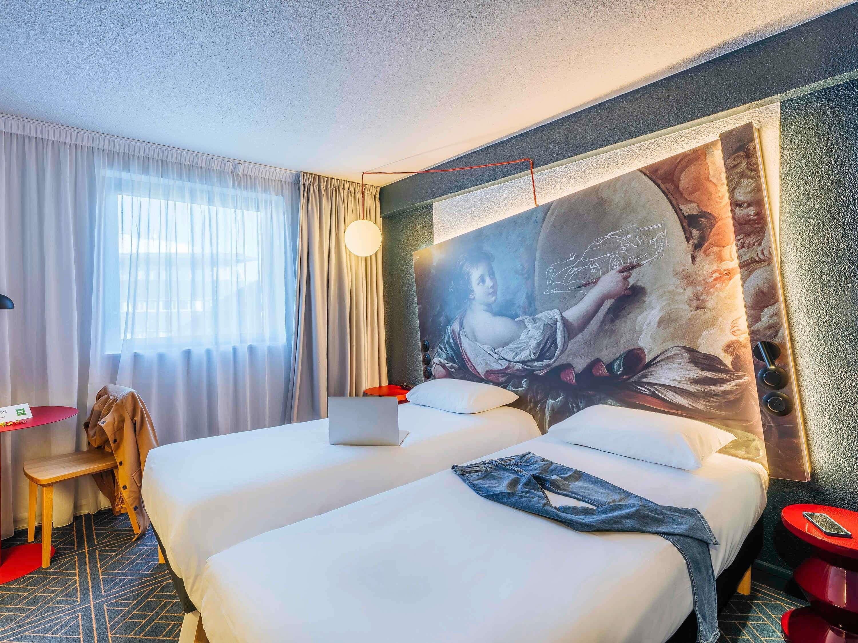 مكتب وستائر تعتيم وتجهيزات عازلة للصوت ومكواة/لوح كي