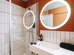 Bureau, rideaux occultants, chambres insonorisées