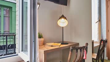 Single Room | Desk, soundproofing, iron/ironing board, free cribs/infant beds