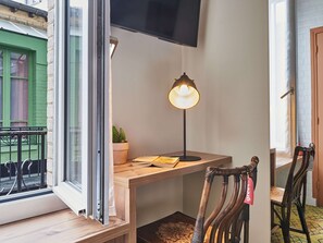 Single Room | Desk, soundproofing, iron/ironing board, free cribs/infant beds