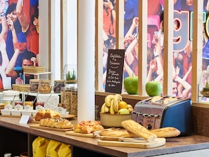 Tägliches Frühstücksbuffet (12.90 EUR pro Person)