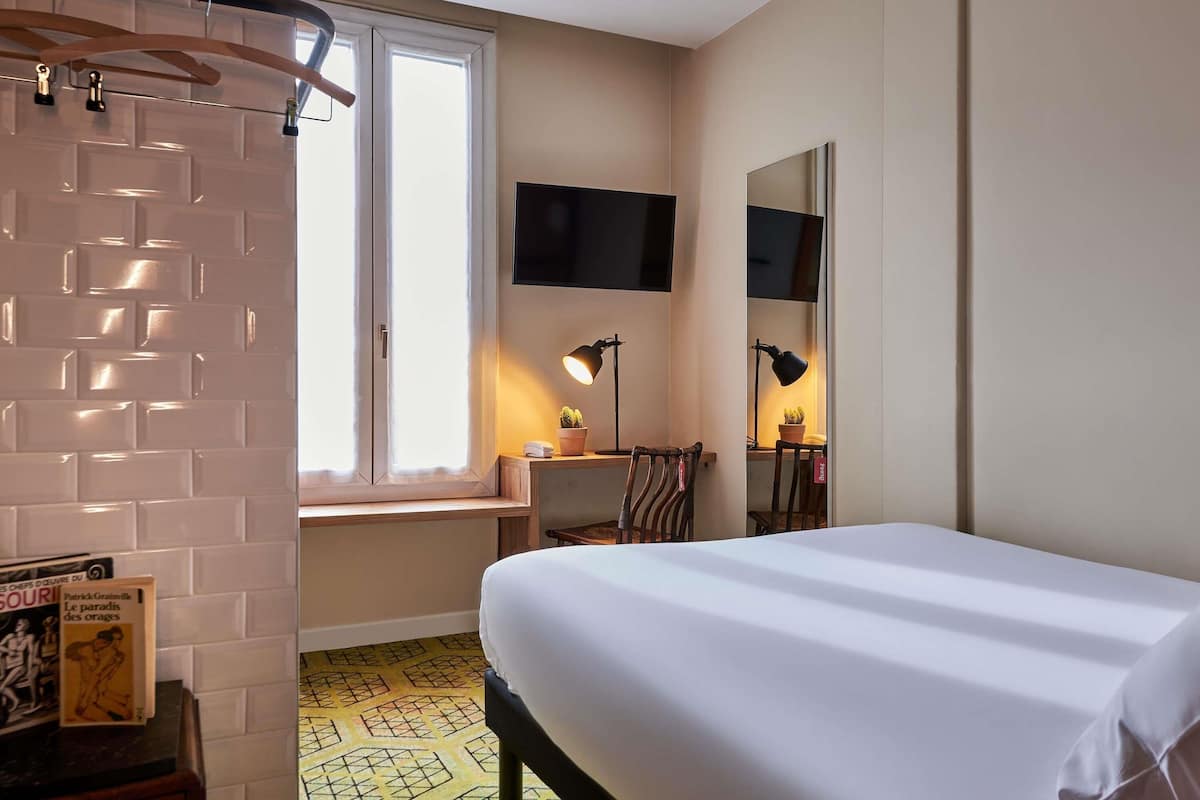 Kamer, 1 tweepersoonsbed | Een bureau, geluiddichte muren, een strijkplank/strijkijzer