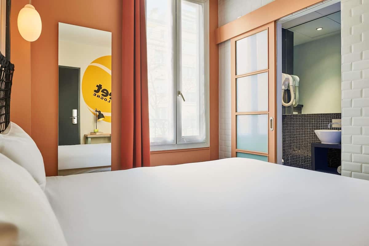 room, 1 double bed | desk, soundproofing, iron/ironing board, free cots/infant beds
