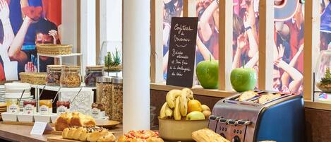 Petit déjeuner buffet (12.90 EUR par personne)