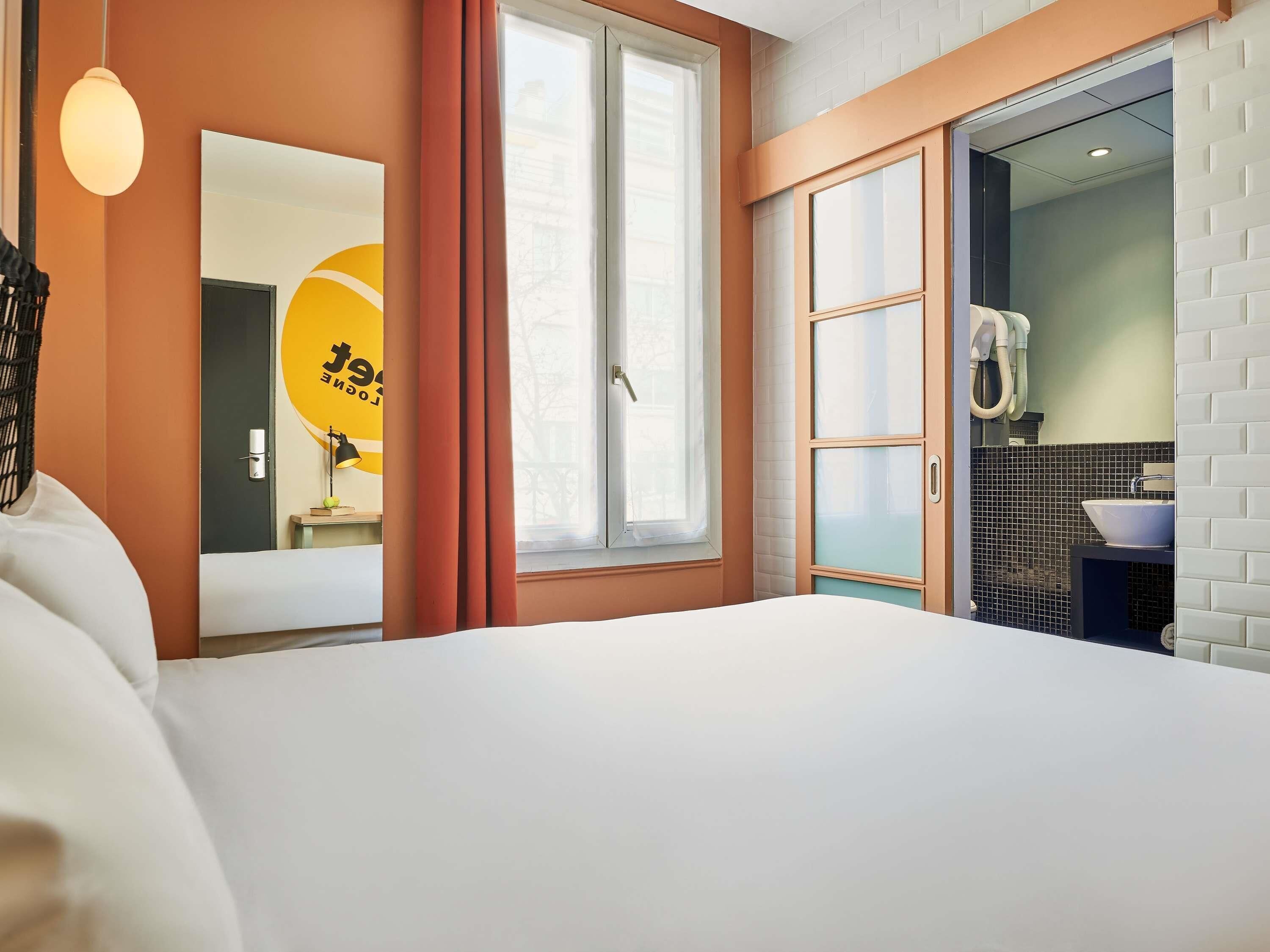 Habitación, 1 cama doble | Escritorio, sistema de insonorización, tabla de planchar con plancha