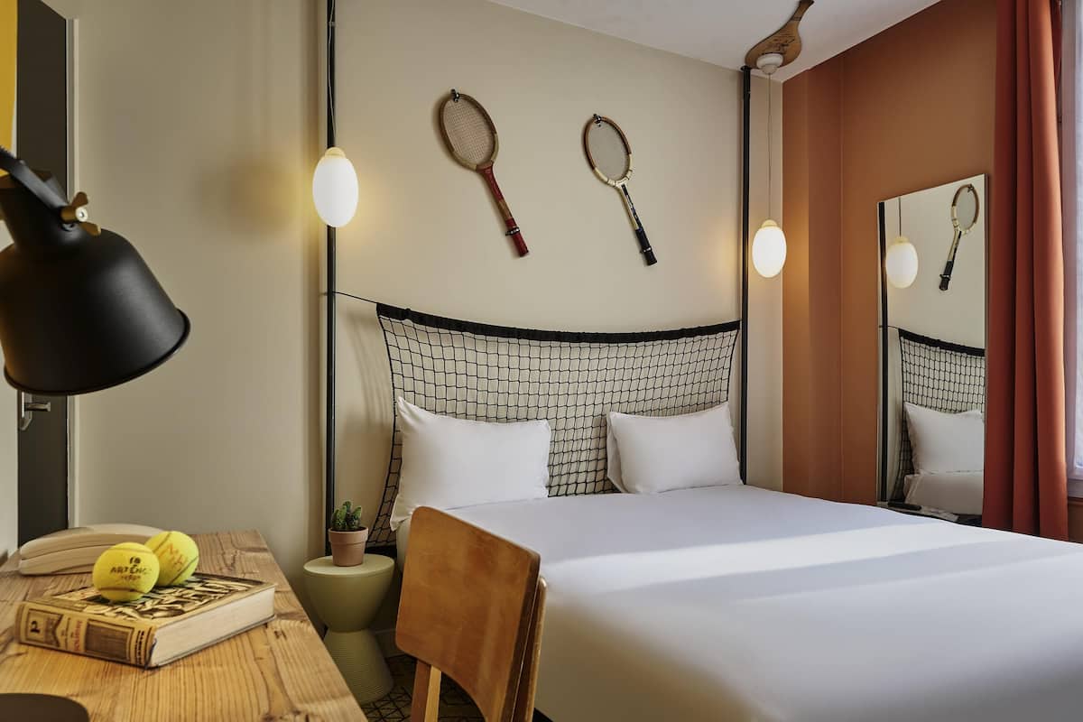 Room, 1 Double Bed | Desk, soundproofing, iron/ironing board, free cribs/infant beds