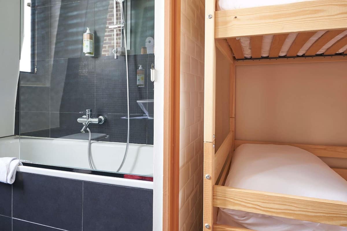Habitación familiar, varias camas | Escritorio, insonorización y tabla de planchar con plancha