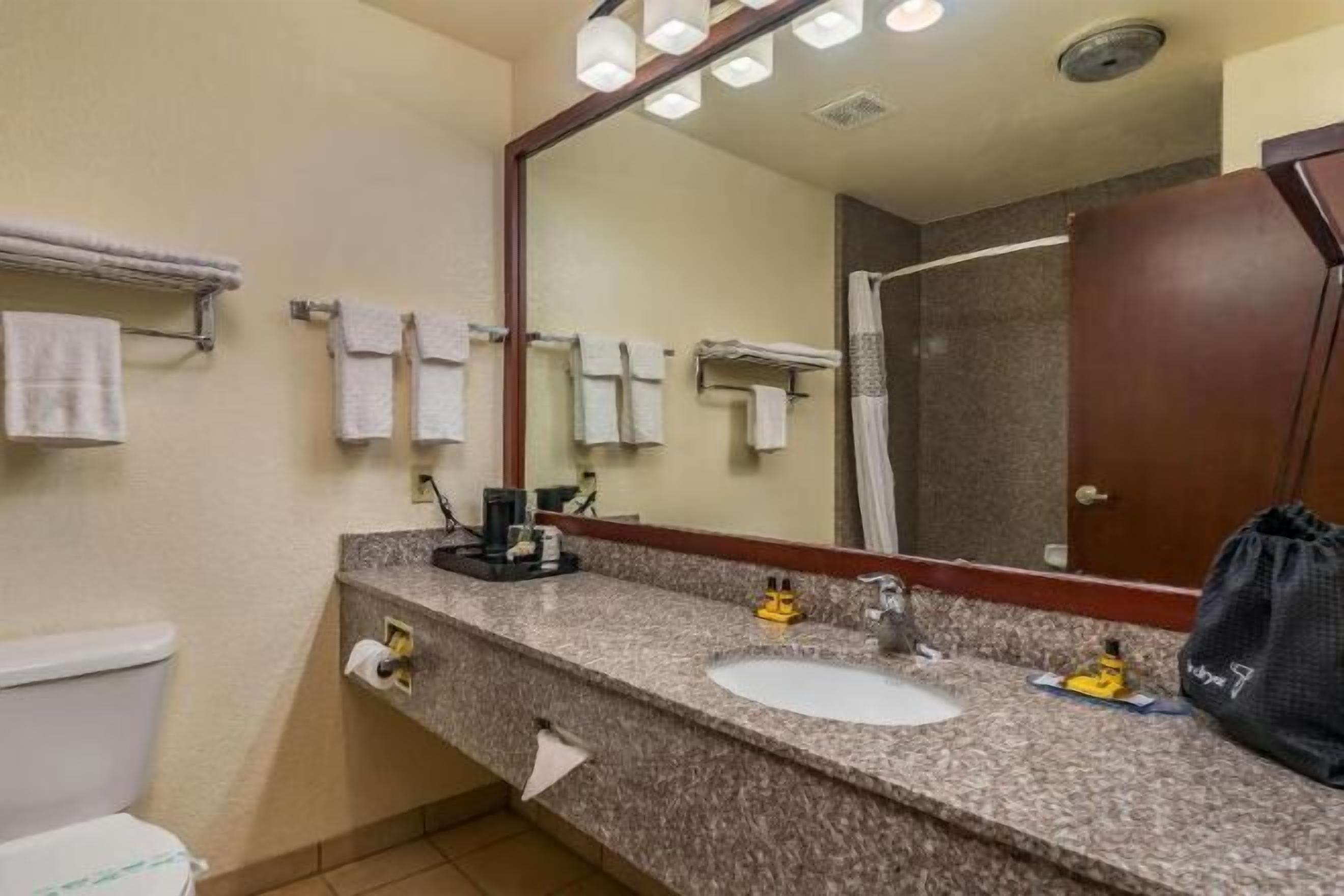 Articles de toilette (gratuits), séchoir à cheveux, serviettes fournies