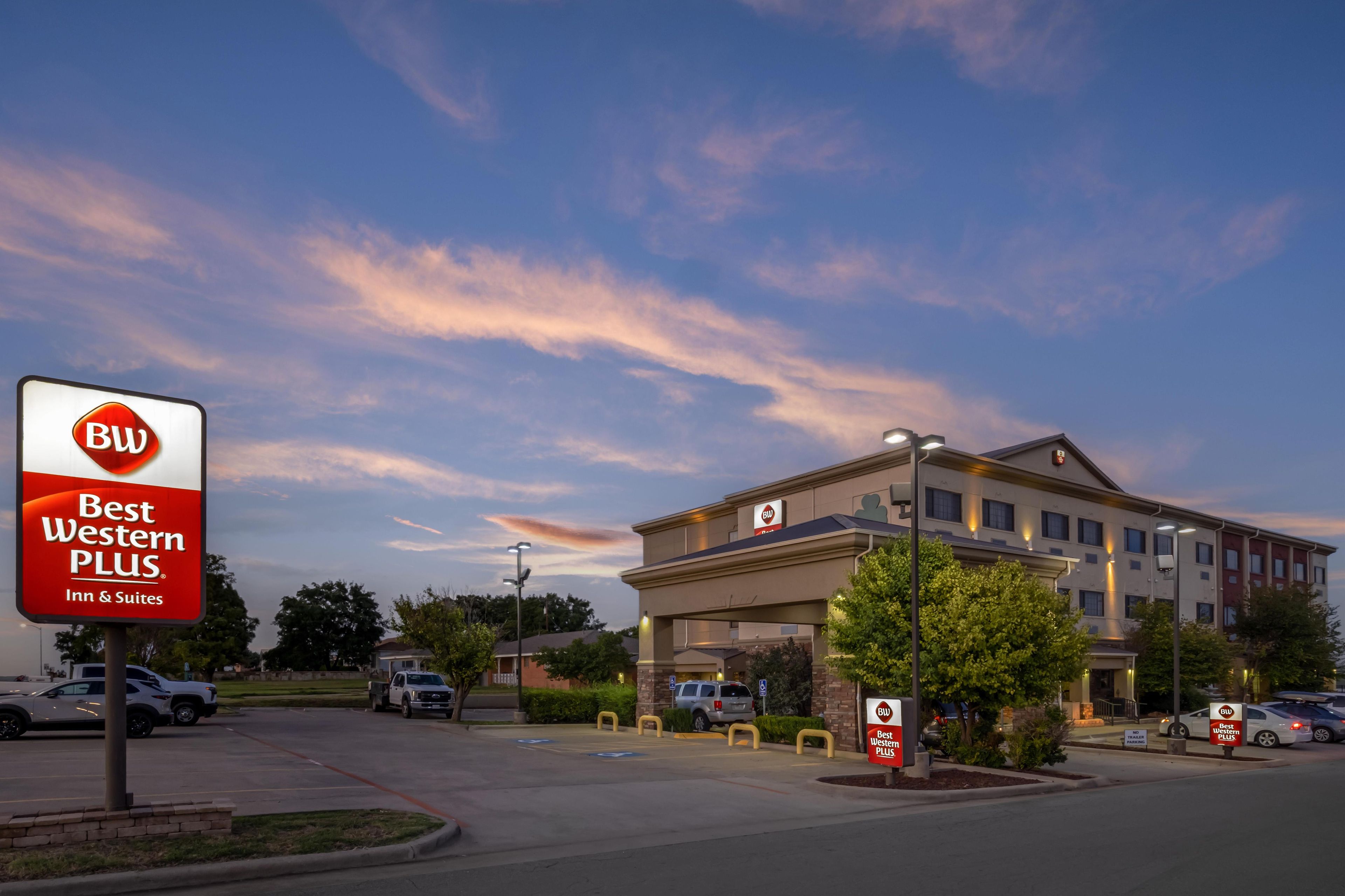 Un hôtel Best Western Plus doté d’un parking et d’une entrée principale.