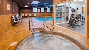Piscine couverte, chaises longues
