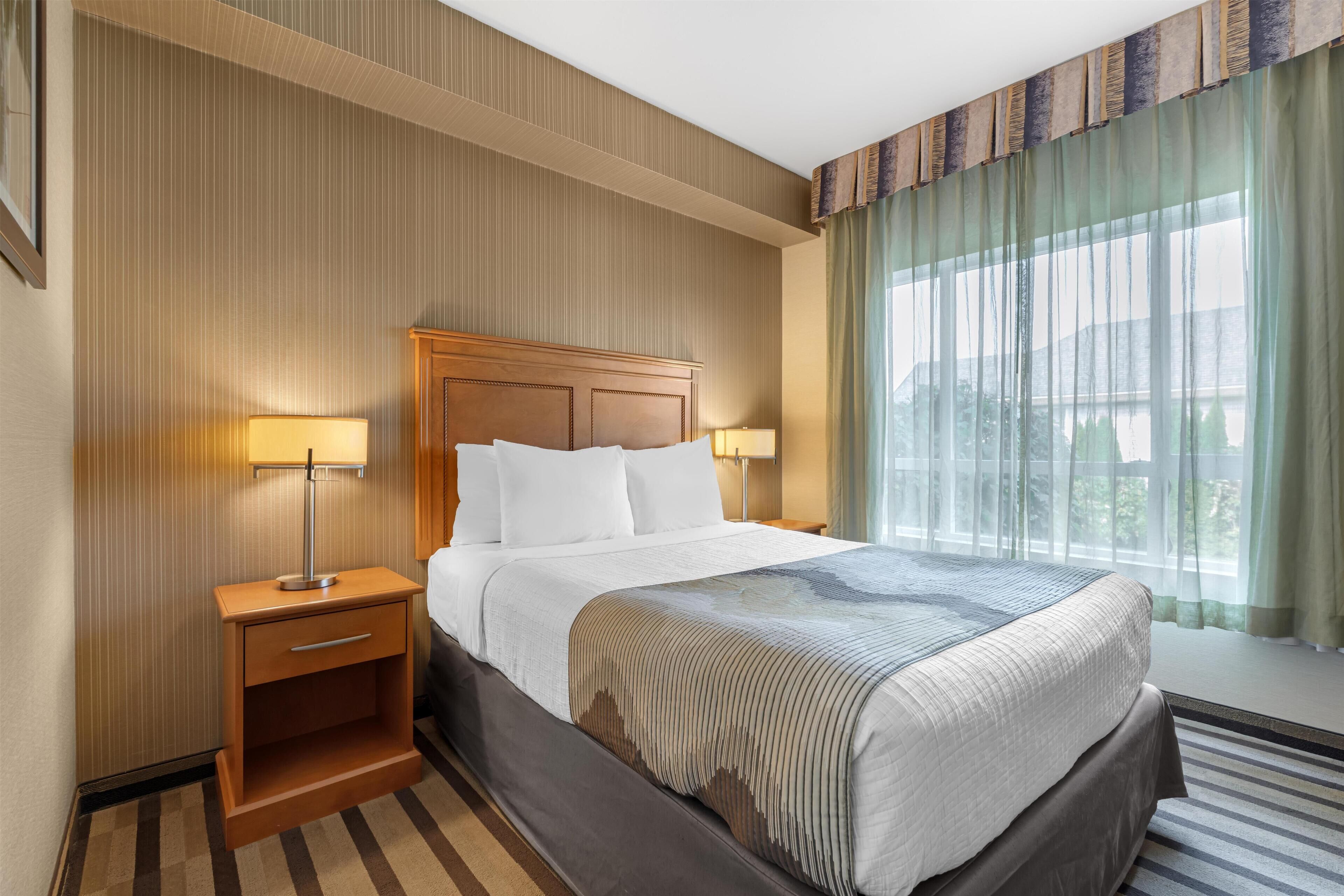 Suite, 1 grand lit, non-fumeurs, réfrigérateur et four à micro-ondes | Bureau, fer et planche à repasser, Wi-Fi gratuit, draps fournis