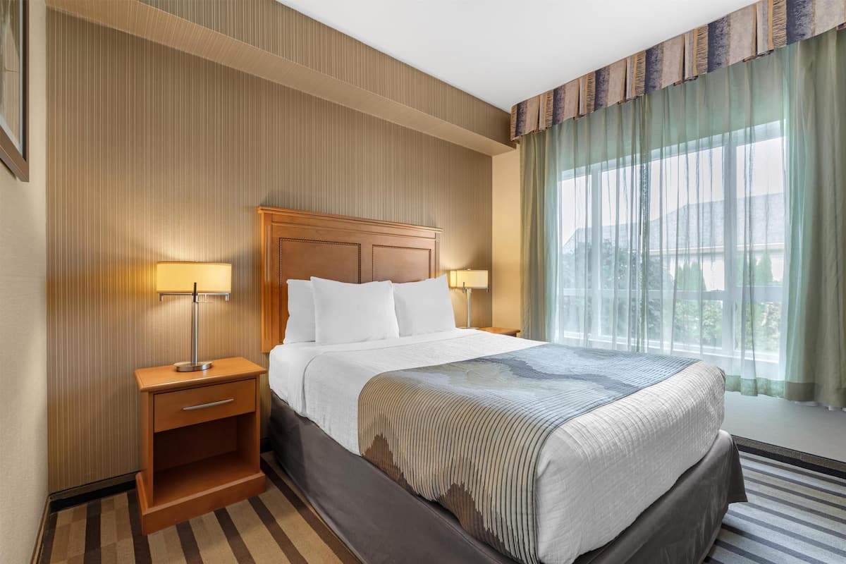 Suite, 1 grand lit, non-fumeurs, réfrigérateur et four à micro-ondes | Bureau, fer et planche à repasser, Wi-Fi gratuit, draps fournis