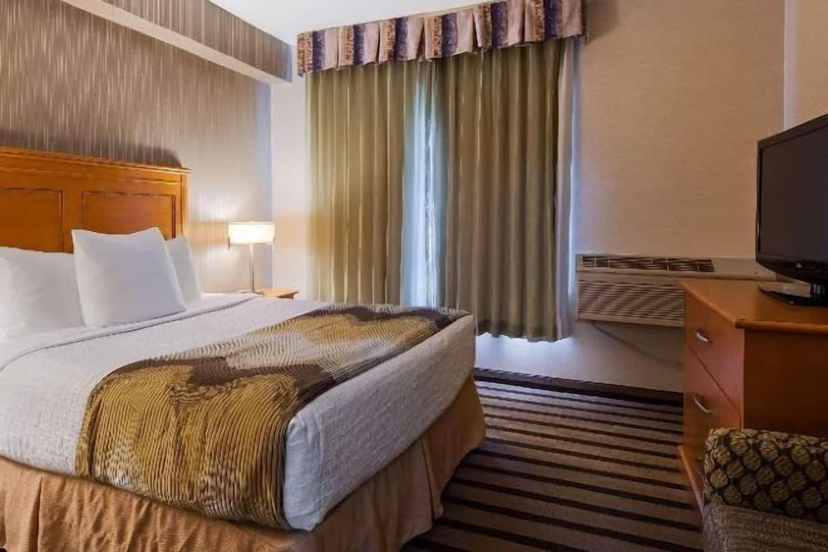 Desk, iron/ironing board, free WiFi, bed sheets