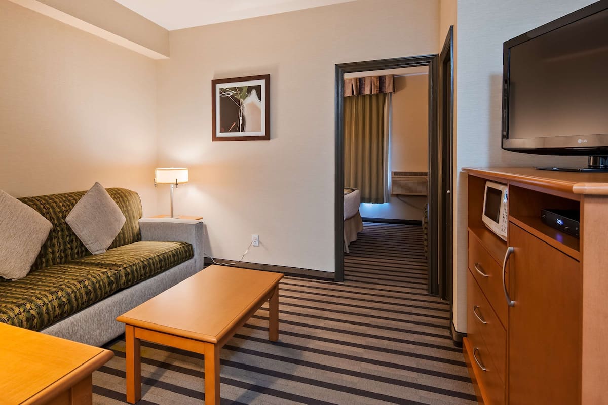 Desk, iron/ironing board, free WiFi, bed sheets