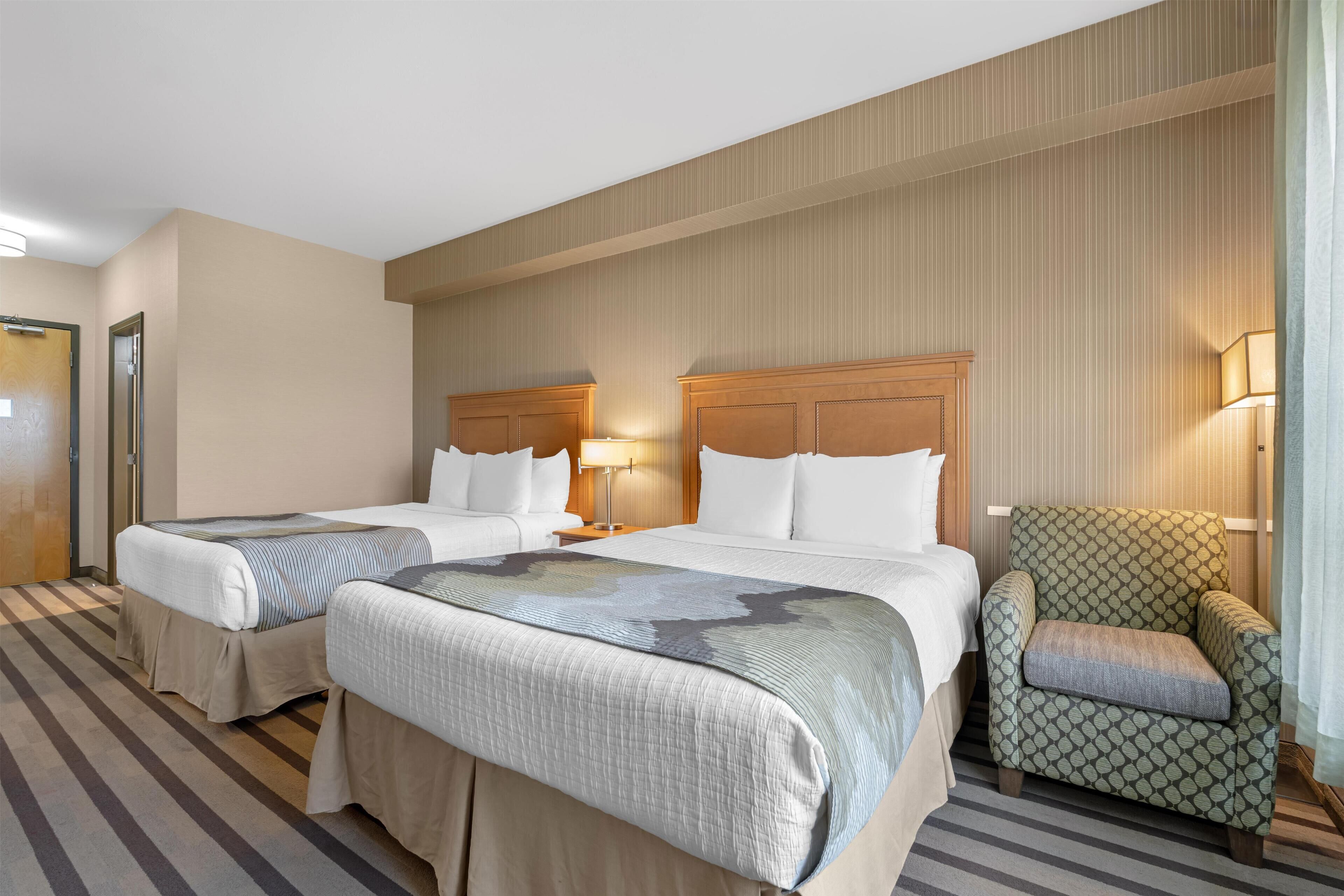 Chambre Standard, 2 grands lits, non-fumeurs, réfrigérateur et four à micro-ondes | Bureau, fer et planche à repasser, Wi-Fi gratuit, draps fournis