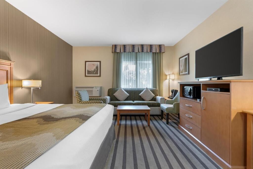 Quarto standard, 1 cama King, geladeira e micro-ondas, ao lado da piscina (1st Floor;with Sofabed) | Escrivaninha, ferros/tábuas de passar roupa, Wi-Fi de cortesia