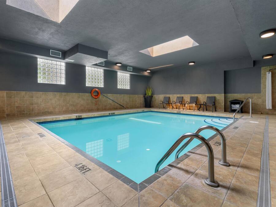Una piscina cubierta, tumbonas