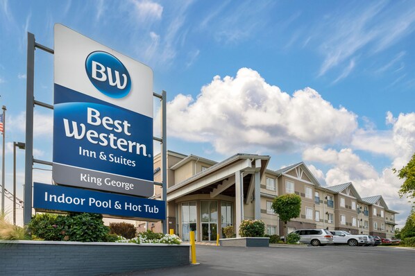 Ett Best Western Inn & Suites King George med en inomhuspool och ett bubbelbad.