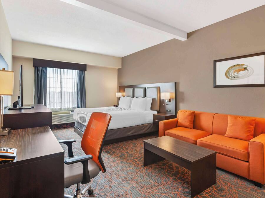 Kamar Eksekutif, 1 Tempat Tidur King, Bebas Asap Rokok (Queen sofabed;Larger Room) | Bantalan ekstra lembut, meja kerja, dan kedap suara