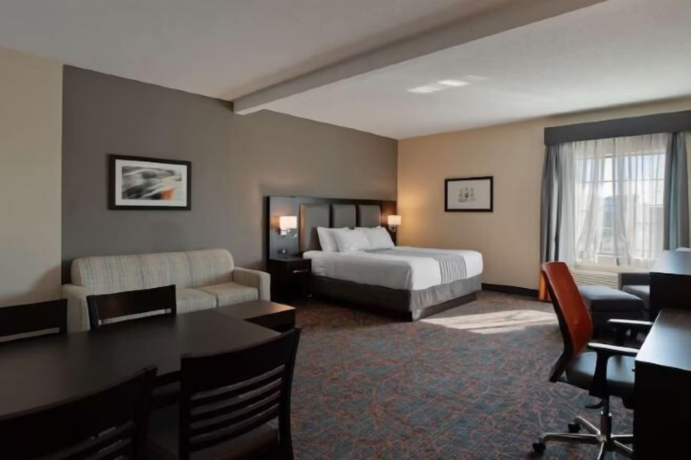 Pillowtop-bedden, een bureau, geluiddichte muren