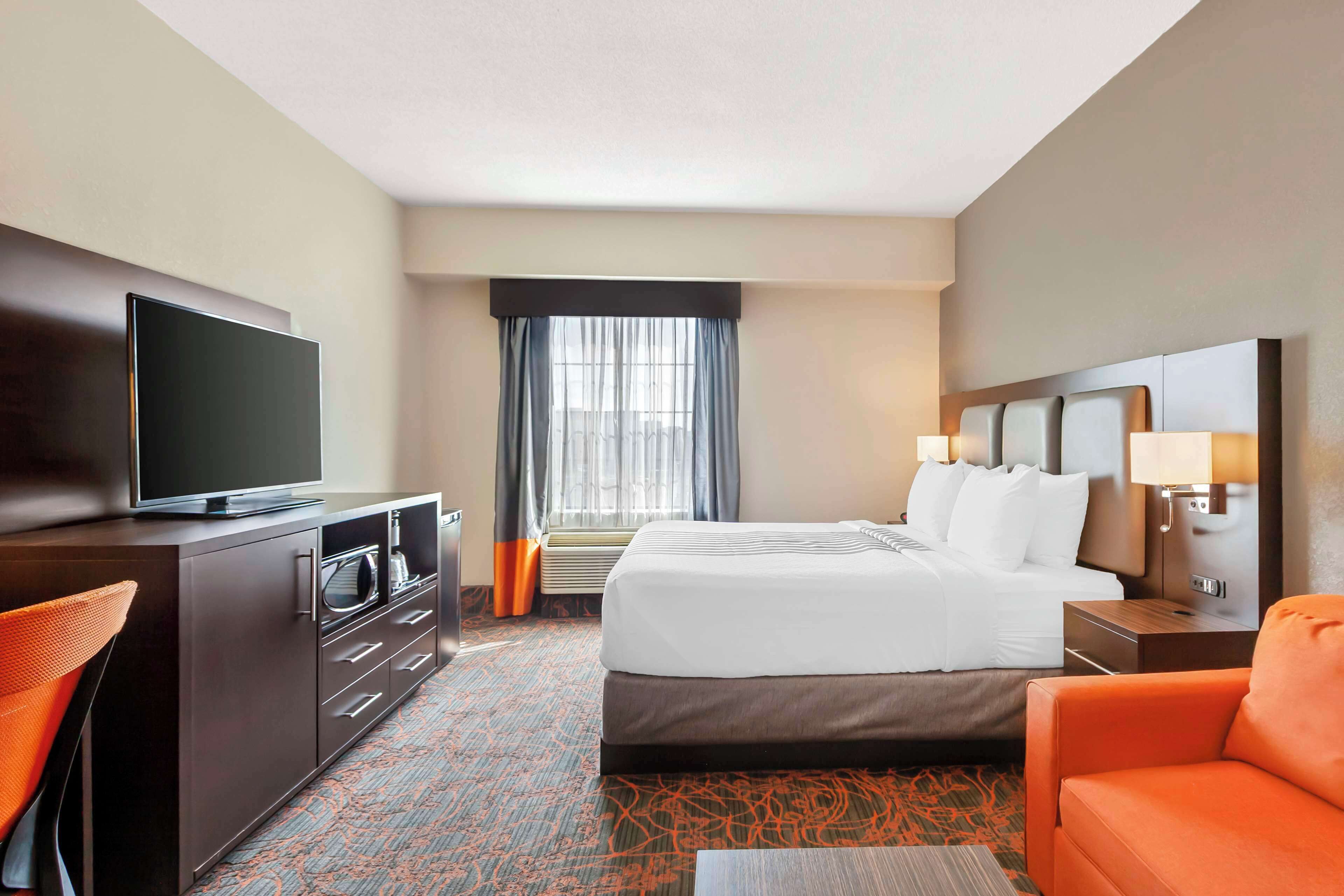 Chambre Exécutive, 1 très grand lit, non-fumeurs (Queen sofabed;Larger Room) | Surmatelas, bureau, chambres insonorisées, fer et planche à repasser