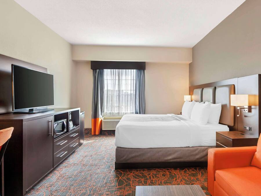 Chambre Exécutive, 1 très grand lit, non-fumeurs (Queen sofabed;Larger Room) | Surmatelas, bureau, chambres insonorisées, fer et planche à repasser