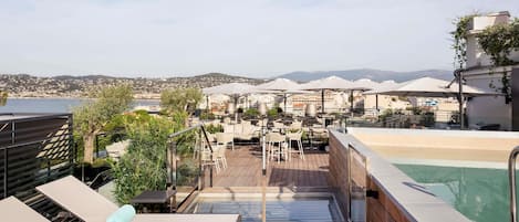 Piscine extérieure, parasols de plage, chaises longues