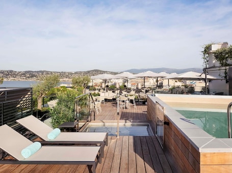 Utendørsbasseng, bassengparasoller og solsenger