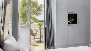Habitación Deluxe, 1 cama matrimonial y sofá cama, balcón, vista al mar (Upper floor) | Ropa de cama de alta calidad y minibar