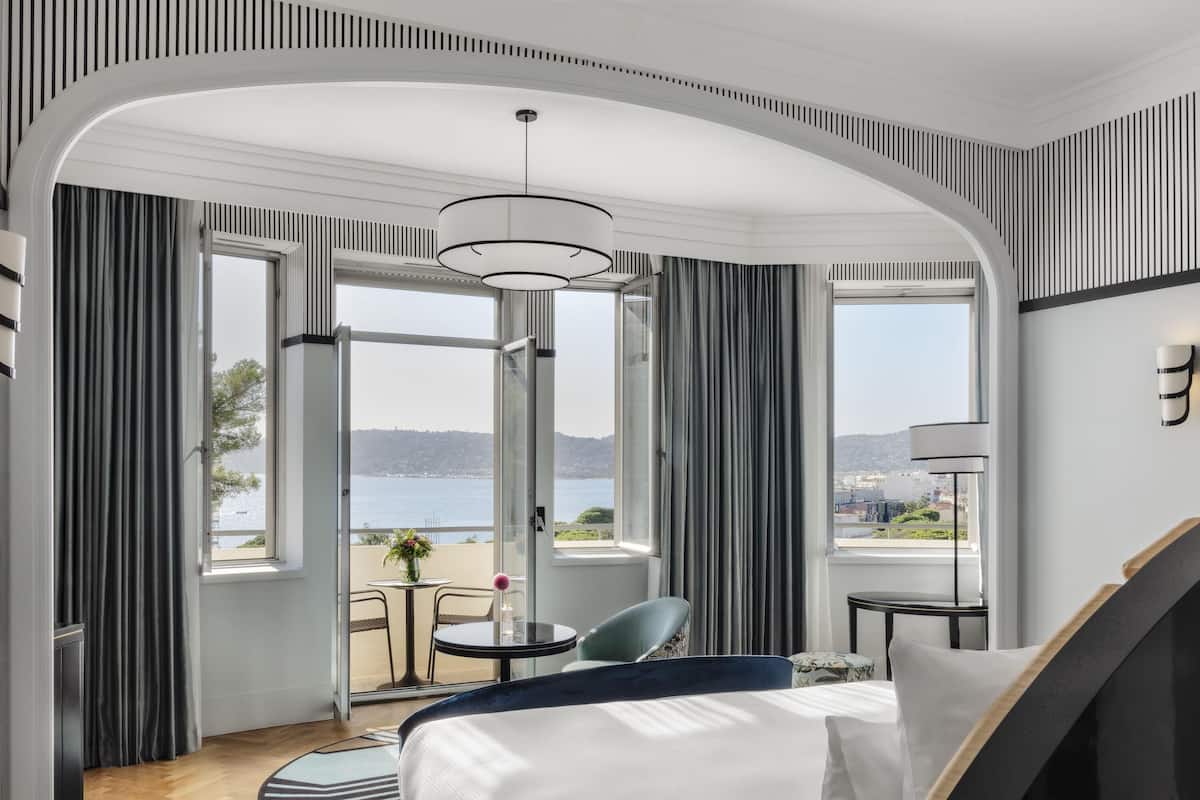 Suite Junior, 1 lit double, balcon, vue sur la mer | Literie de qualité, minibar, coffre-fort, bureau