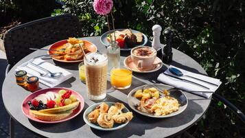 Dagelijks ontbijtbuffet (EUR 29 per persoon)