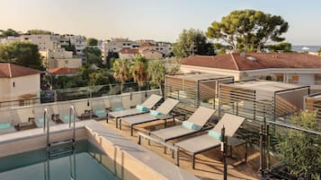 Piscine extérieure, parasols de plage, chaises longues