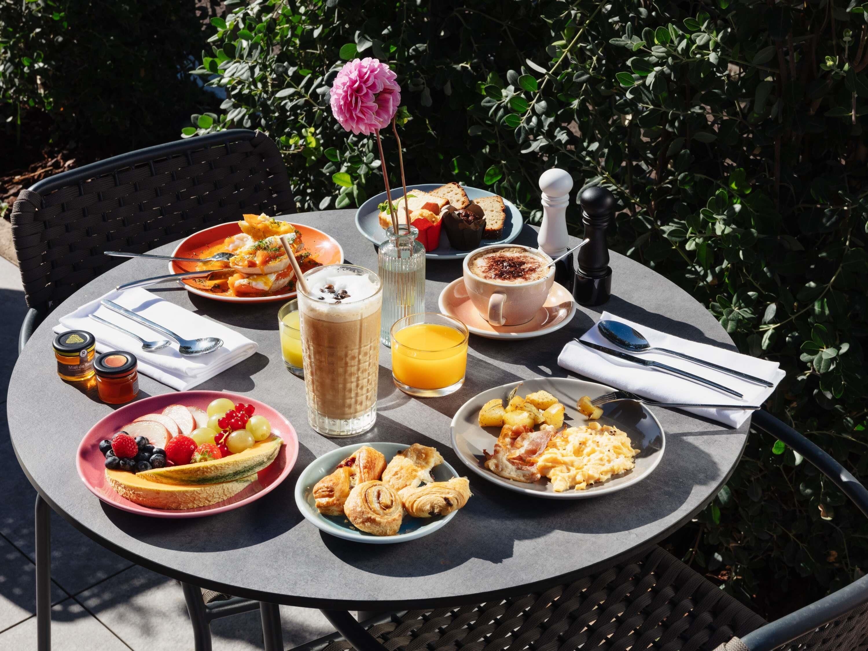Petit déjeuner buffet servi tous les jours en supplément