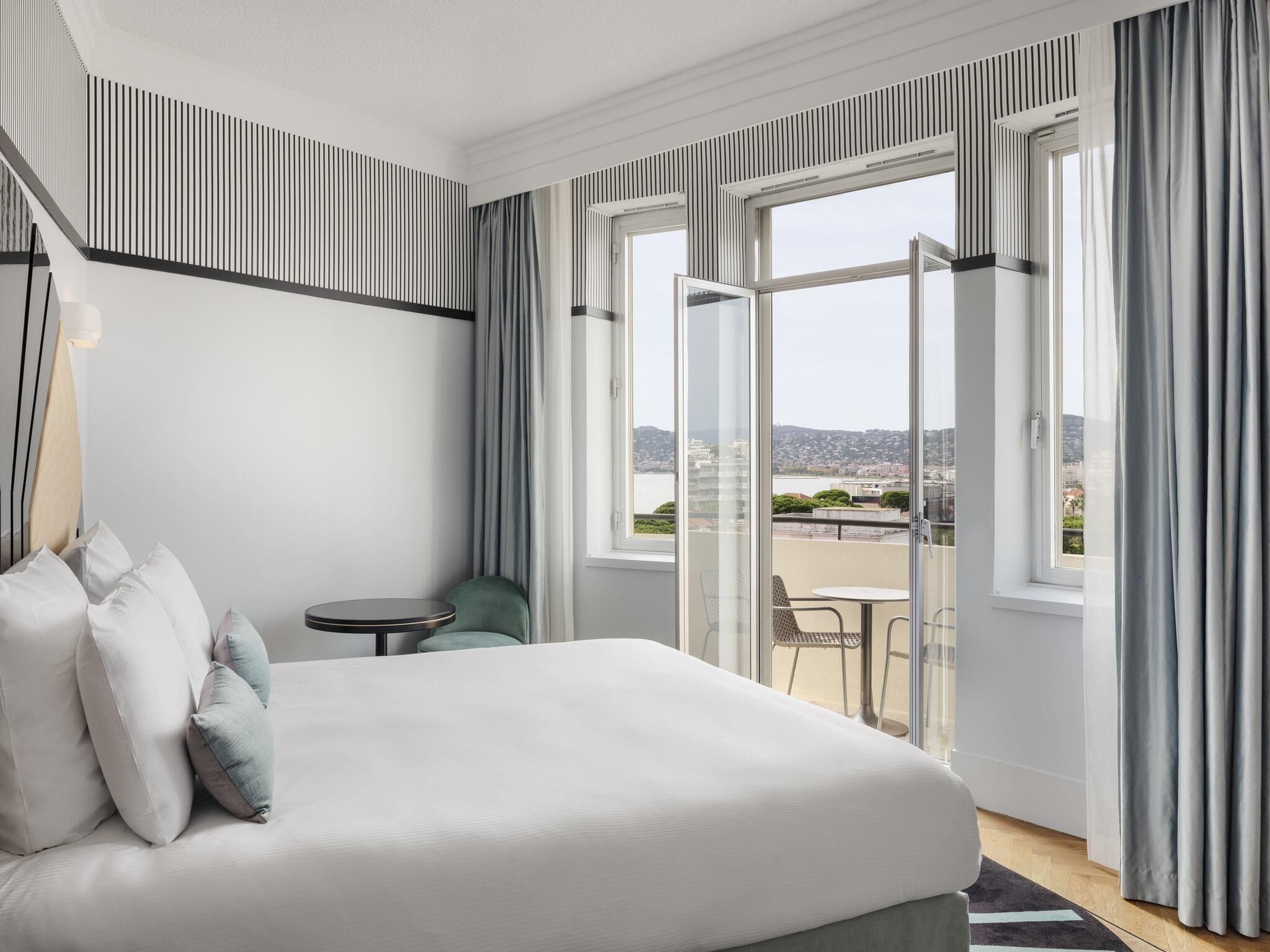 Phòng đôi Superior, ban công, quang cảnh biển (Upper Floor) | Bộ đồ giường cao cấp, minibar, két bảo mật tại phòng, bàn 