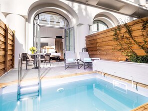 주니어 스위트, 더블침대 1개, 테라스 (ground floor with private pool) | 고급 침구, 미니바, 객실 내 금고, 책상
