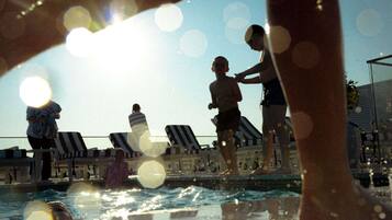Piscine extérieure, parasols de plage, chaises longues