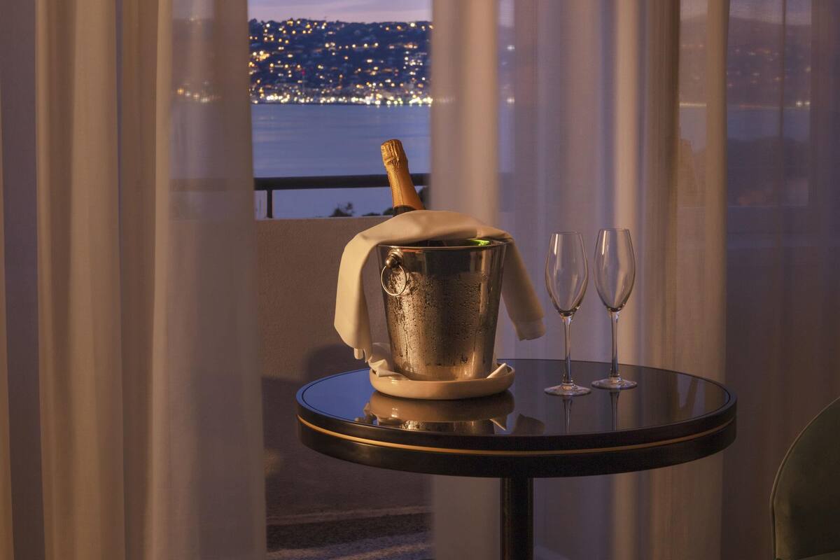 Junior-Suite, 1 Doppelbett, Balkon, Meerblick | Hochwertige Bettwaren, Minibar, Zimmersafe, Schreibtisch
