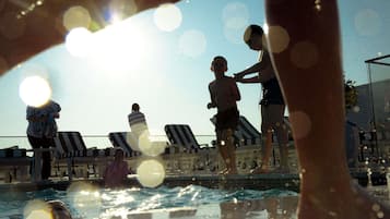 Ulkouima-allas avoinna 9.30–19.30, aurinkovarjoja, aurinkotuoleja