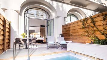 Junior Suite Double, en rez-de-chaussée, avec terrasse et bassin privatif | Literie de qualité supérieure, minibar, coffres-forts dans les chambres