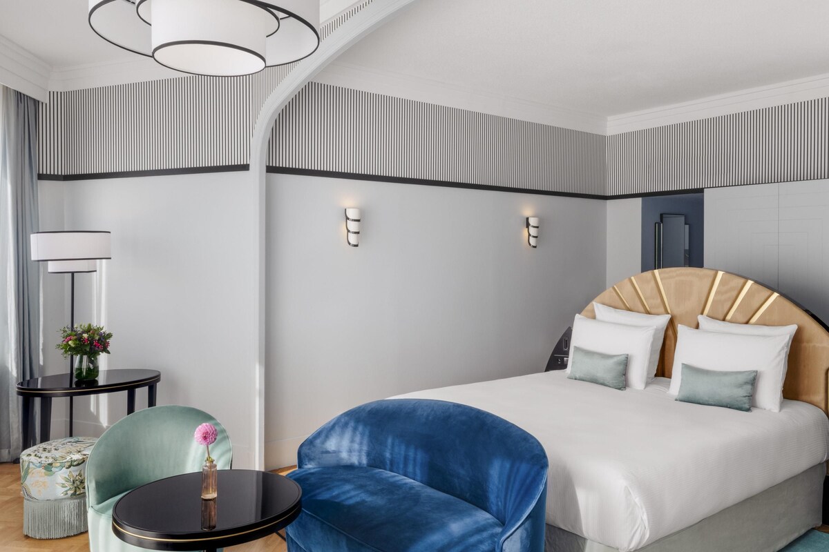 Seprai premium, minibar, brankas, dan meja kerja