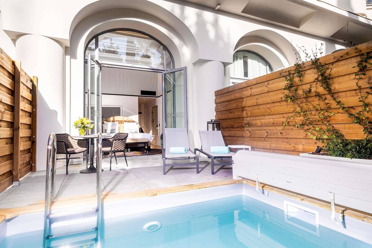 Suíte júnior, 1 cama de casal, terraço (ground floor with private pool) | Roupas de cama premium, frigobar, cofres nos quartos, escrivaninha