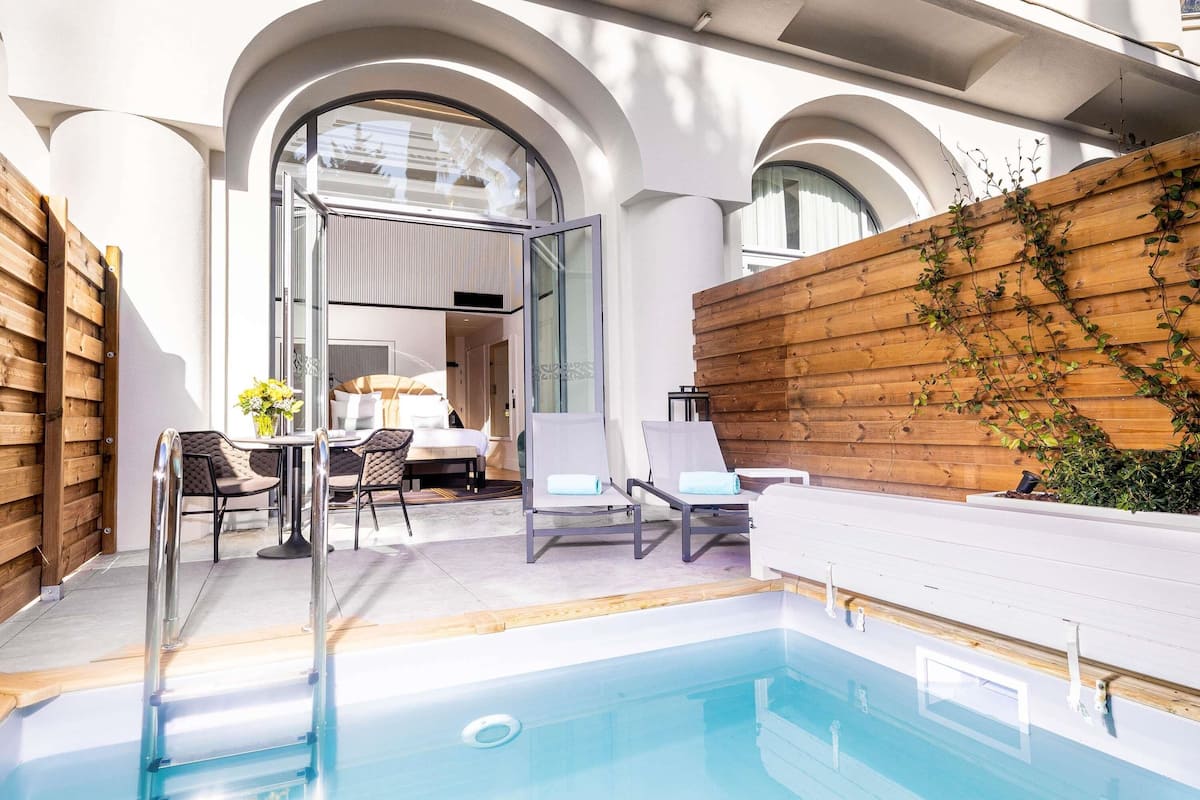Suite Junior, 1 lit double, terrasse (ground floor with private pool) | Literie de qualité, minibar, coffre-fort, bureau