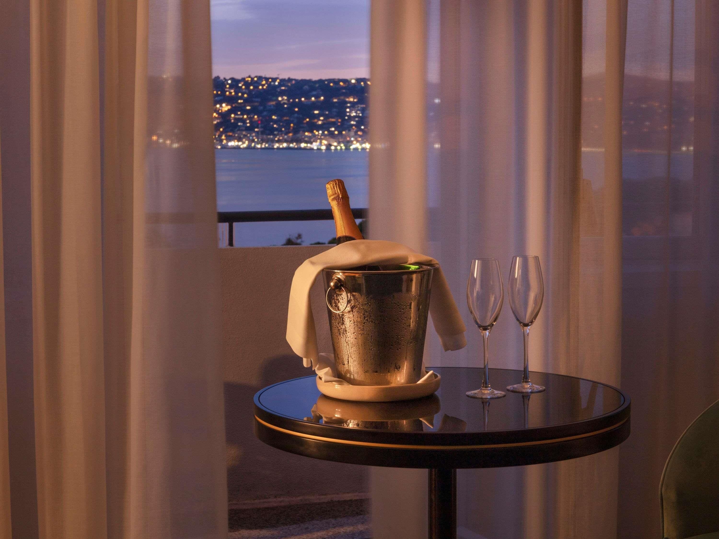 Suite Junior, 1 lit double, balcon, vue sur la mer | Literie de qualité, minibar, coffre-fort, bureau