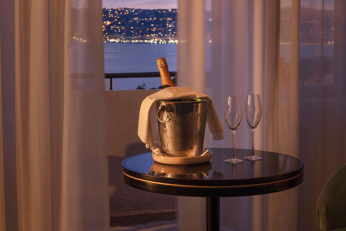 Junior Suite, 1 Double Bed, Balcony, Sea View | Premium bedding, minibar, in-room safe, desk