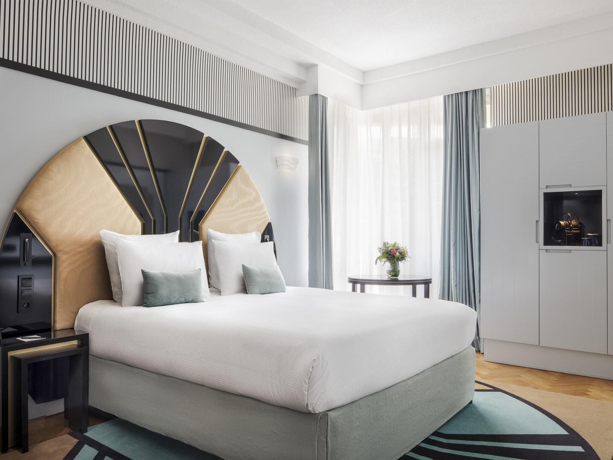 Habitación Deluxe, 1 cama matrimonial y sofá cama, balcón, vista parcial al mar | Ropa de cama de alta calidad y minibar 