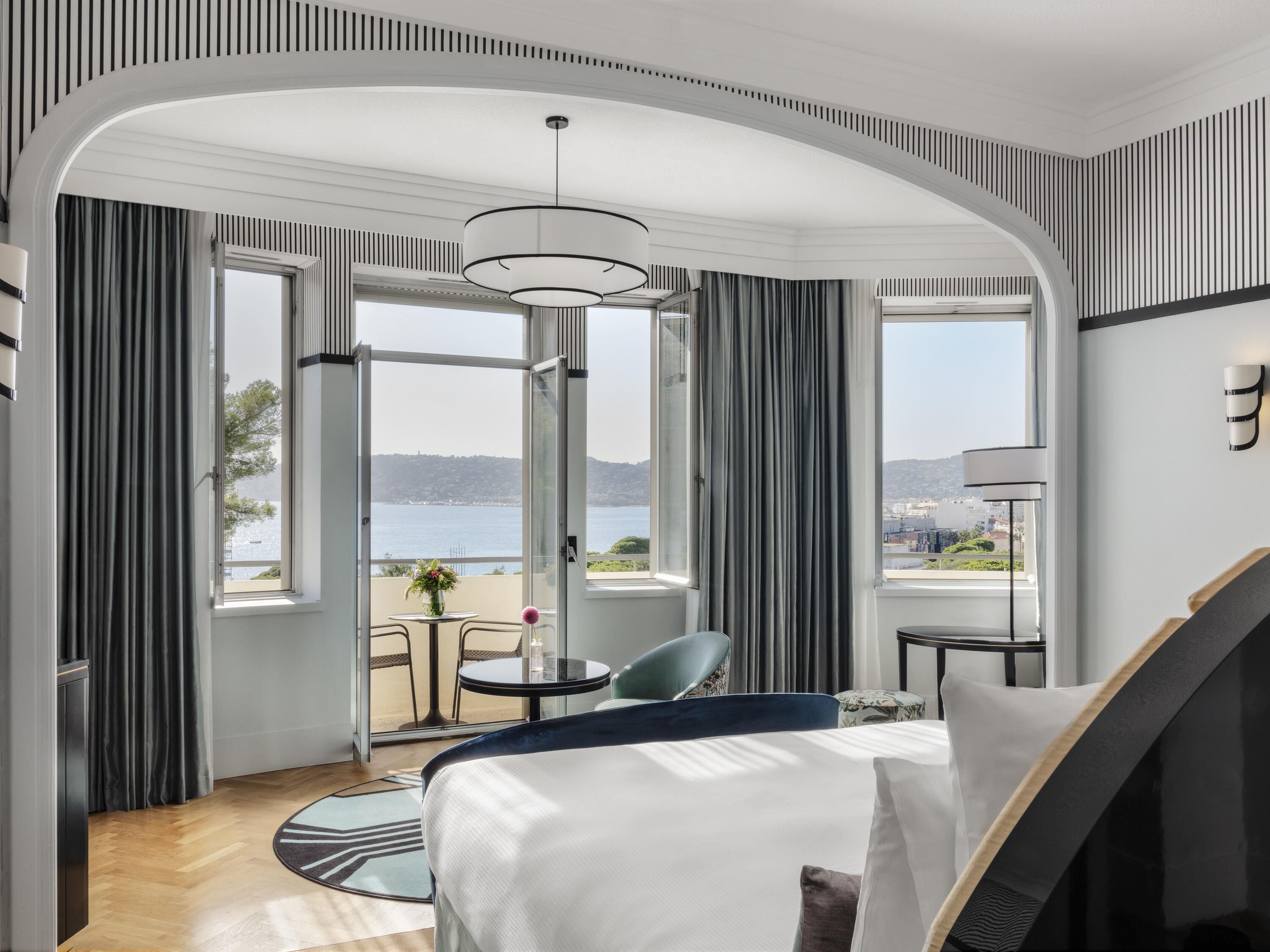Suite Junior, 1 lit double, balcon, vue mer | Literie de qualité supérieure, minibar, coffres-forts dans les chambres